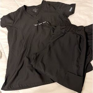 Med Couture scrubs insight petite bottoms jogger set.